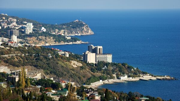 Вид на южный берег Крыма в окрестностях большой Ялты. Архивное фото - Sputnik Таджикистан