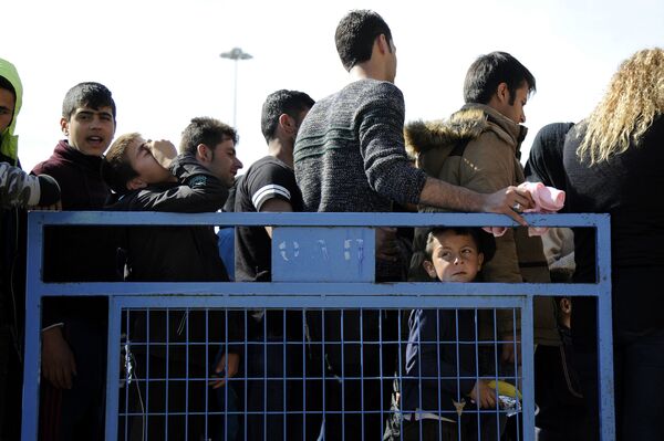 Беженцы в  греческом порту Пирея - Sputnik Таджикистан
