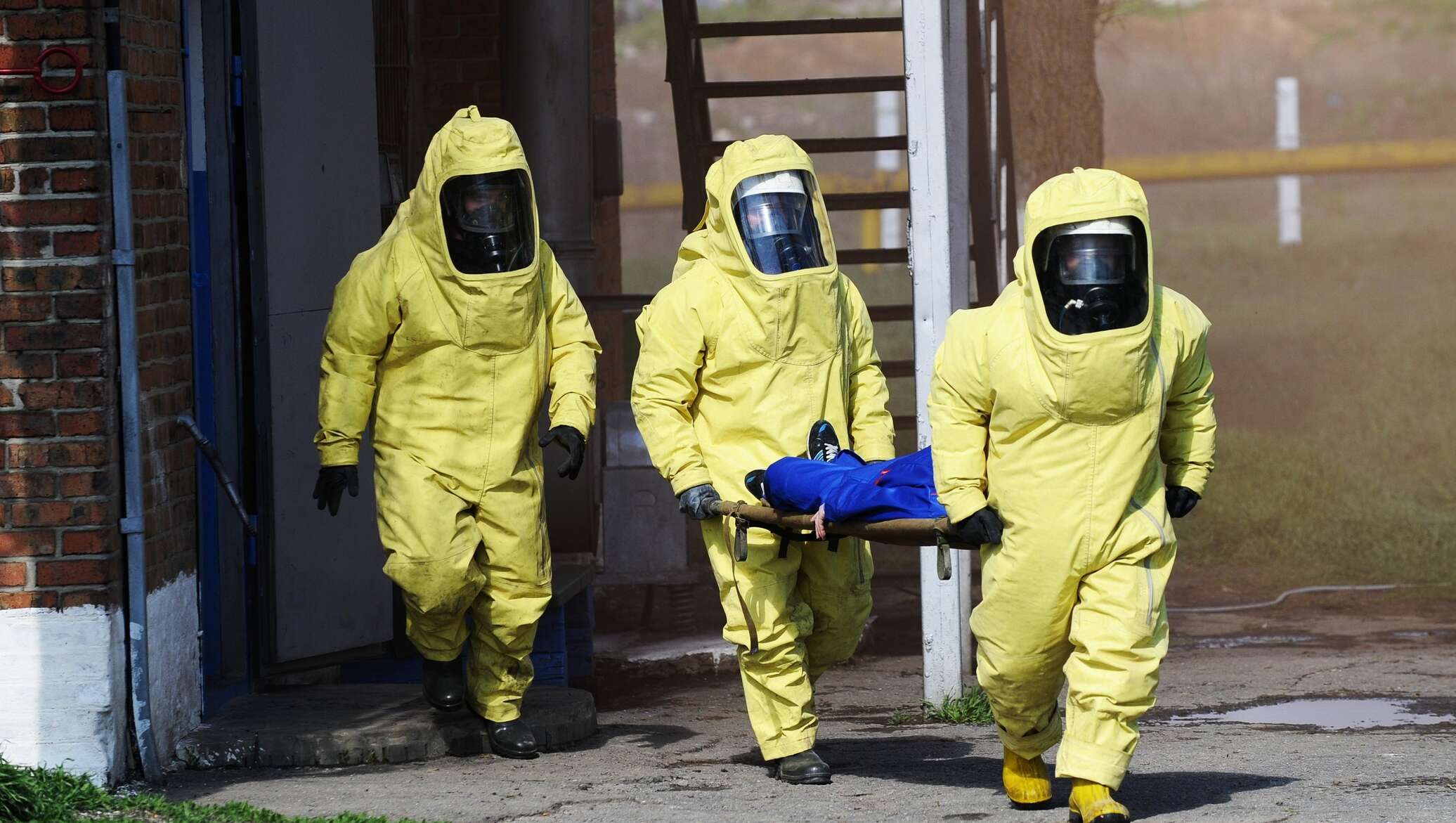 Ковид костюм. Защитный костюм от химических веществ. Защитные костюмы при ЧС. Костюм радиоактивной защиты. Химическое оружие.