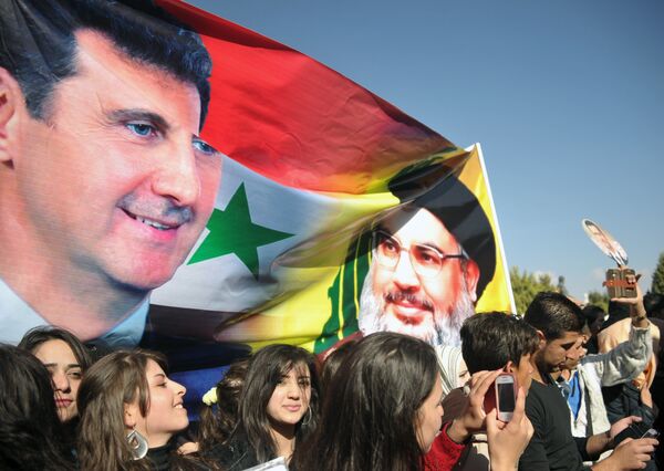 Митинг студентов университета Баас в поддержку действий российской авиации в Сирии - Sputnik Таджикистан