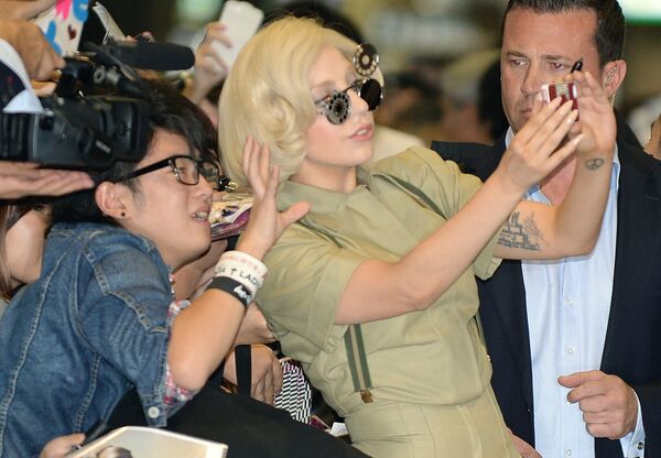 Леди Гага делает селфи с фанатами. Архивное фото - Sputnik Таджикистан