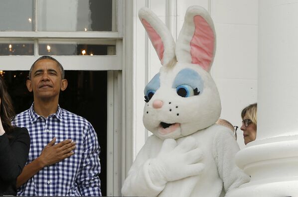 Президент США Барак Обама и человек в костюме пасхального кролика во время исполнения Национального гимна США в Белом доме по случаю празднования Пасхи - Sputnik Таджикистан