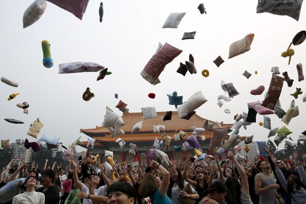 Участники Международного дня битвы на подушках бросают свои подушки в небо на площади Свободы в Тайбэе (Таиланд) - Sputnik Таджикистан