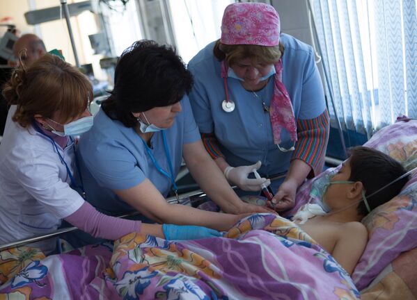 Дети в Республиканском медицинском центре в Степанакерте - Sputnik Таджикистан