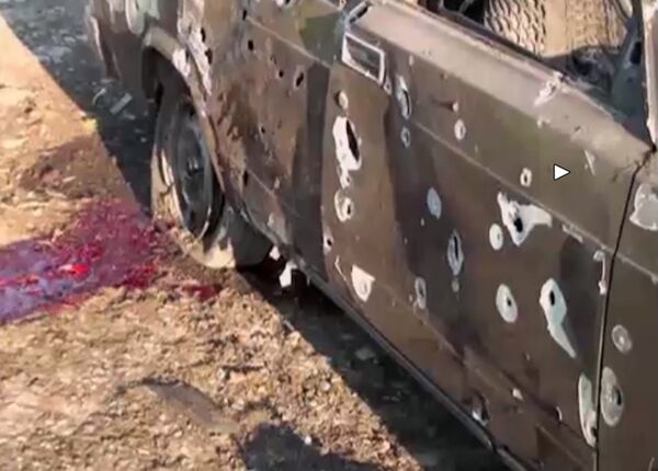 Изрешеченная машина со следами крови в районе Тертер 2 апреля. - Sputnik Таджикистан
