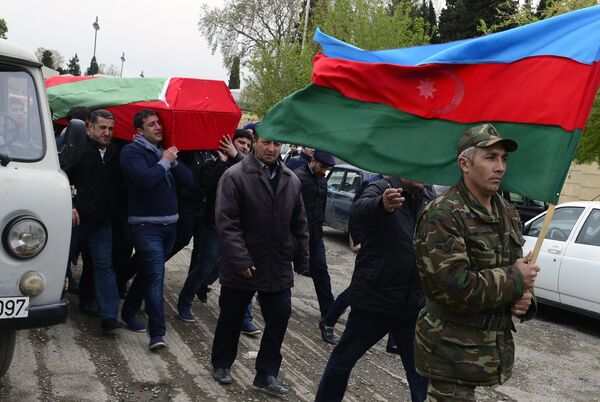 Люди в городе Тертер несут гроб с телом погибшего азербайджанского военнослужащего 2 апреля 2016 года. - Sputnik Таджикистан
