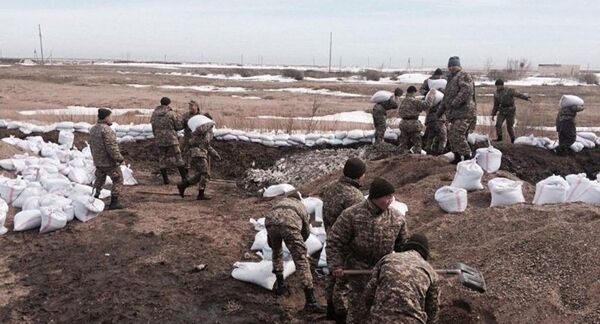 Военнослужащие сооружают насыпи от паводка - Sputnik Таджикистан