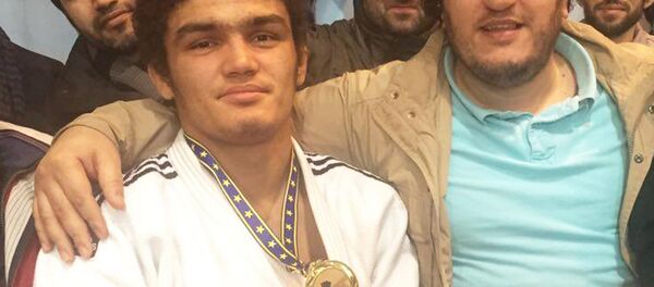 Ёкубҷон Назиров (аз чап) - барандаи Ҷоми Аврупо дар вазни то 81 кило - Sputnik Тоҷикистон