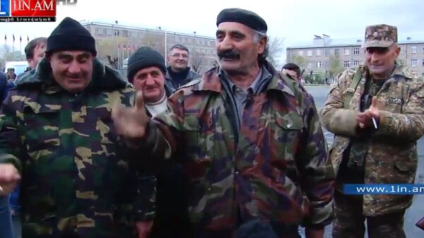 В бой идут одни старики: отправка добровольцев в Карабах - Sputnik Таджикистан