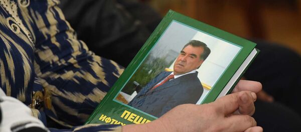 Союз писателей РТ опубликовал книгу о Рахмоне Союз писателей РТ опубликовал книгу о Рахмоне - Sputnik Тоҷикистон