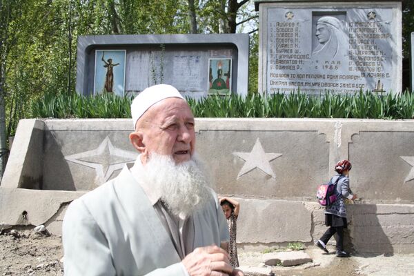 83-летний Таварали Шамсиддинов говорит, что тех, кто воздвигал памятник, уже нет на этом свете 83-летний Таварали Шамсиддинов говорит, что тех, кто воздвигал памятник, уже нет на этом свете - Sputnik Таджикистан