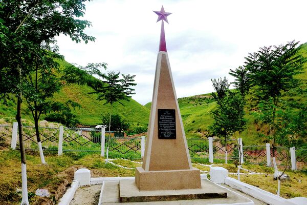 В поселке Каратаг восстановлена мемориальная стела бойцам особого назначения 11-го кавалерийского полка и его командира Василия Забронова В поселке Каратаг восстановлена мемориальная стела бойцам особого назначения 11-го кавалерийского полка и его командира Василия Забронова - Sputnik Таджикистан