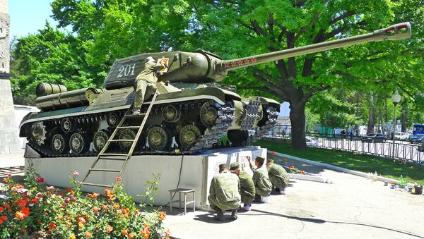 Восстановление танка ИС-2 силами группы Память-201 - Sputnik Таджикистан