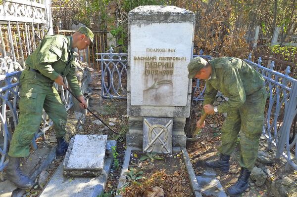 Военно-поисковая группа Память-201 ведет работы на православном кладбище в Душанбе Военно-поисковая группа Память-201 ведет работы на православном кладбище в Душанбе - Sputnik Таджикистан