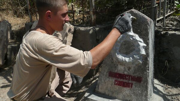 Военно-поисковая группа Память-201 восстанавливает мемориал неизвестному солдату на православном кладбище в Душанбе - Sputnik Таджикистан