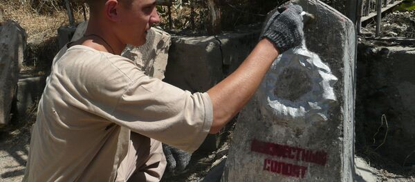 Военно-поисковая группа Память-201 восстанавливает мемориал неизвестному солдату на православном кладбище в Душанбе - Sputnik Таджикистан