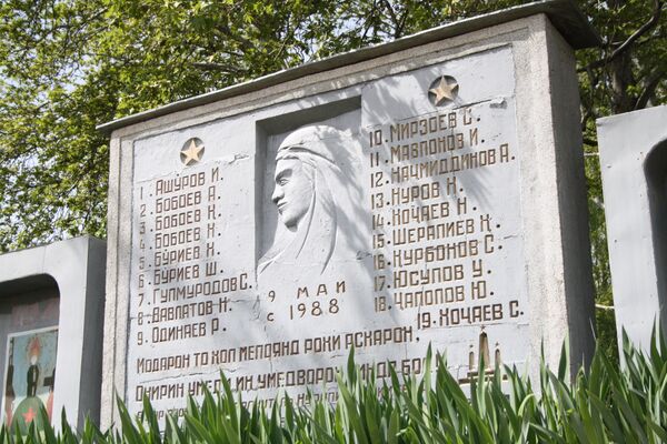 В кишлаке Чормайзакон, что в Варзобских горах, стоит мемориал памяти, который возводили местные жители на свои собственные деньги В кишлаке Чормайзакон, что в Варзобских горах, стоит мемориал памяти, который возводили местные жители на свои собственные деньги - Sputnik Таджикистан