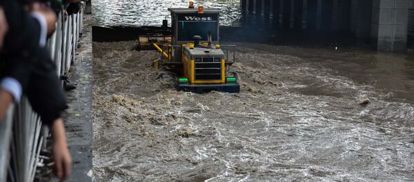 Ливень в Душанбе парализовал движение по улице Ахмада Дониша - Sputnik Таджикистан