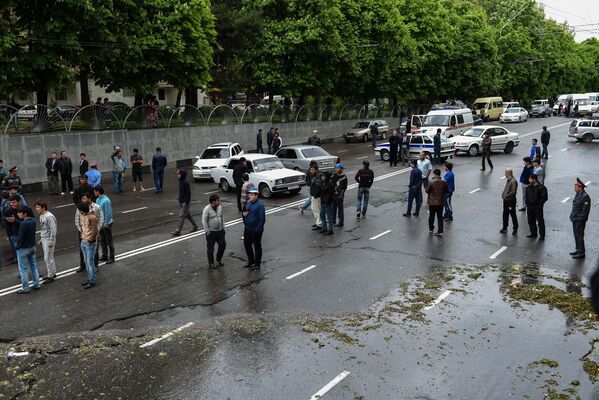 Ливень в Душанбе парализовал движение по улице Ахмада Дониша - Sputnik Таджикистан