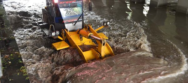 Боришот дар Душанбе роҳҳоро зери об монд - Sputnik Тоҷикистон