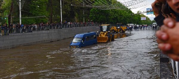 Ливень в Душанбе парализовал движение по улице Ахмада Дониша - Sputnik Таджикистан