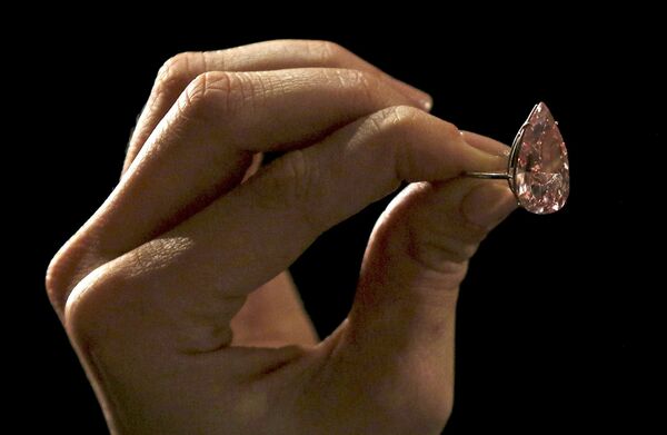 Розовый алмаз весом 15,38 карат представлен на аукционе Сотбис в Лондоне - Sputnik Таджикистан