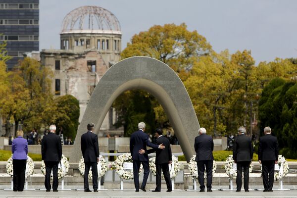 Госсекретарь США Джон Керри и министр иностранных дел Японии Фумио Кисида в Мемориальном парке мира в Хиросиме - Sputnik Таджикистан