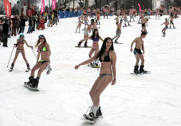 Более тысячи лыжников и сноубордистов спустились в купальных костюмах со склона курорта Роза Хутор в Сочи, установив новый мировой рекорд. - Sputnik Таджикистан