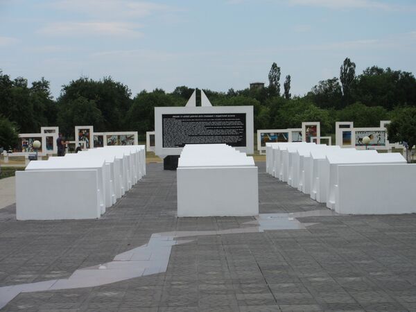 Мемориал Красный берег на месте детского донорского концлагеря Мемориал Красный берег на месте детского донорского концлагеря - Sputnik Таджикистан