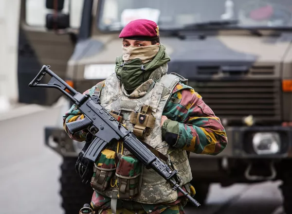 Военнослужащий обеспечивает безопасность на улицах Брюсселя. Архивное фото - Sputnik Таджикистан