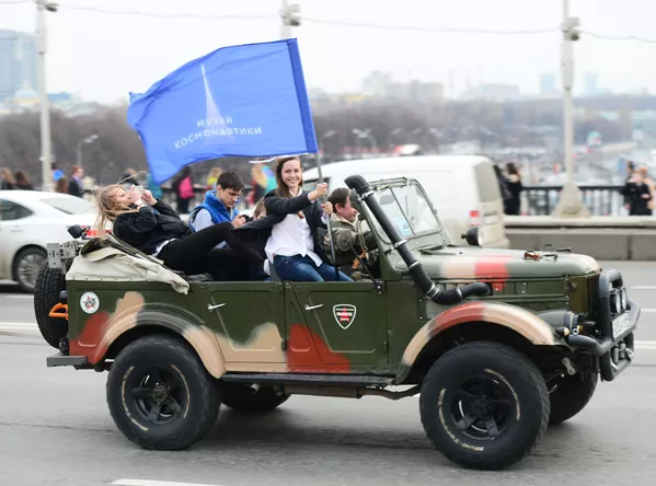 Пойгаи мошинҳо дар Маскав бахшида ба 55-солагии парвози аввалини одам ба кайҳон Пойгаи мошинҳо дар Маскав бахшида ба 55-солагии парвози аввалини одам ба кайҳон - Sputnik Тоҷикистон