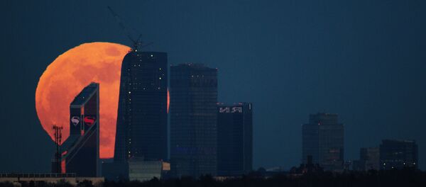 Полнолуние над Московским международным деловым центром Москва-Сити - Sputnik Таджикистан