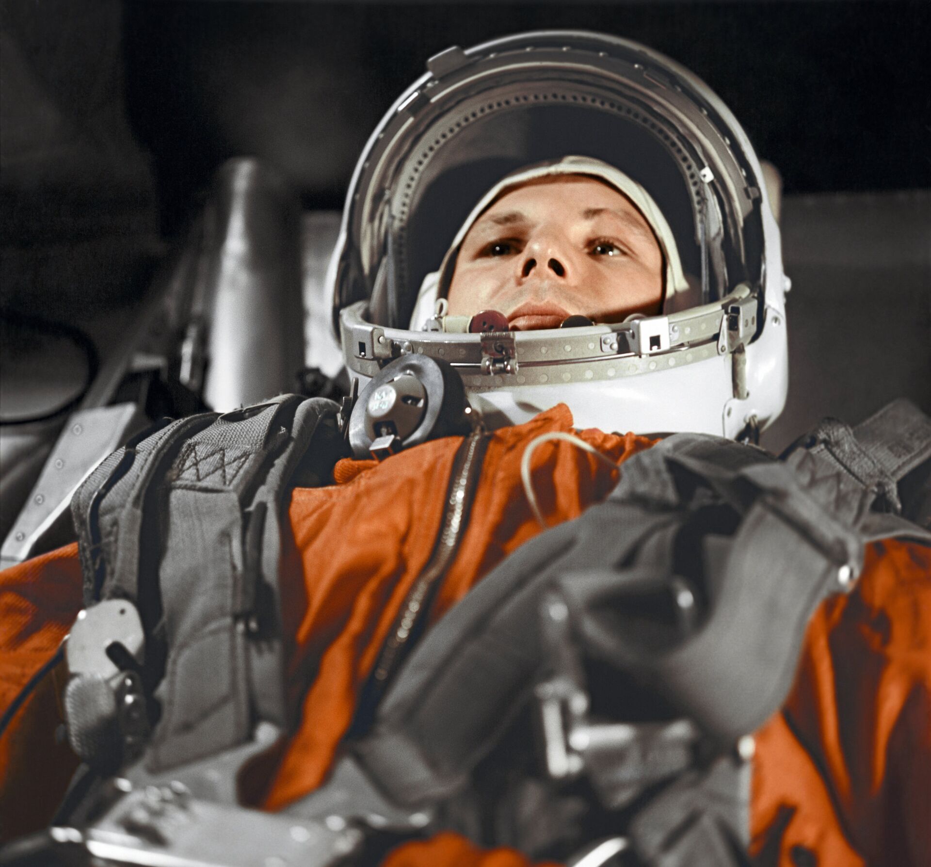 Летчик-космонавт Ю.Гагарин в кабине космического корабля “Восток” - Sputnik Таджикистан, 1920, 12.04.2021