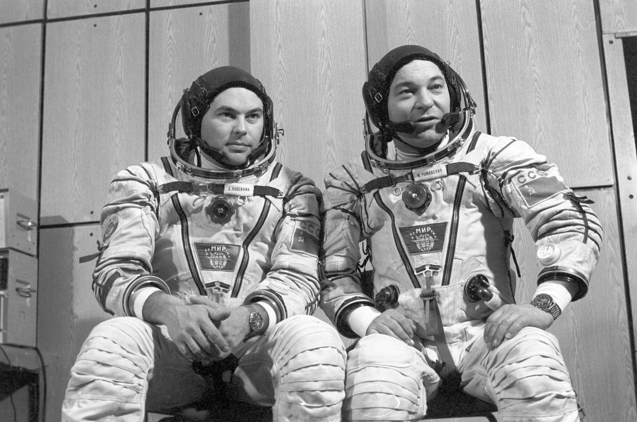 Космонавт 4 союзов. Космонавт 4 союзов. Экипаж союз 15тм. Экипаж союз тм-6. Космонавт 4 союзов.