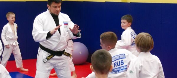 Расул Боқиев, дар тамринҳо бо шогирдон Расул Боқиев, дар тамринҳо бо шогирдон - Sputnik Тоҷикистон