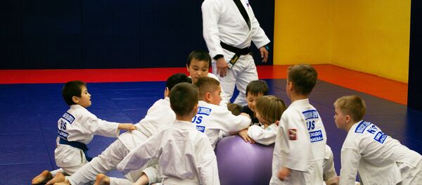 Расул Боқиев ҳангоми машқ додани кӯдакон. Акс аз бойгонӣ - Sputnik Тоҷикистон