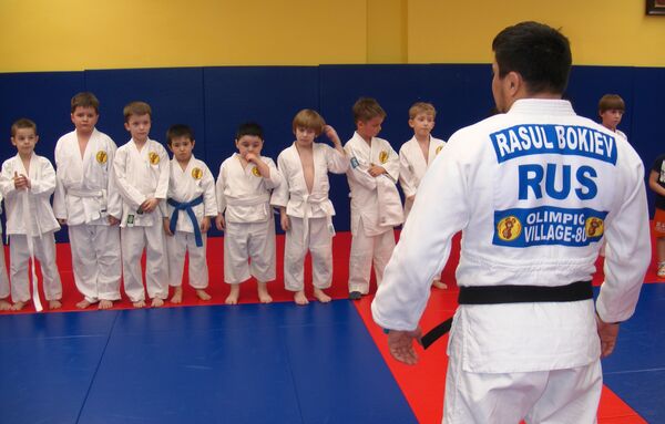 На занятии в школе Расула Бокиева - Sputnik Тоҷикистон