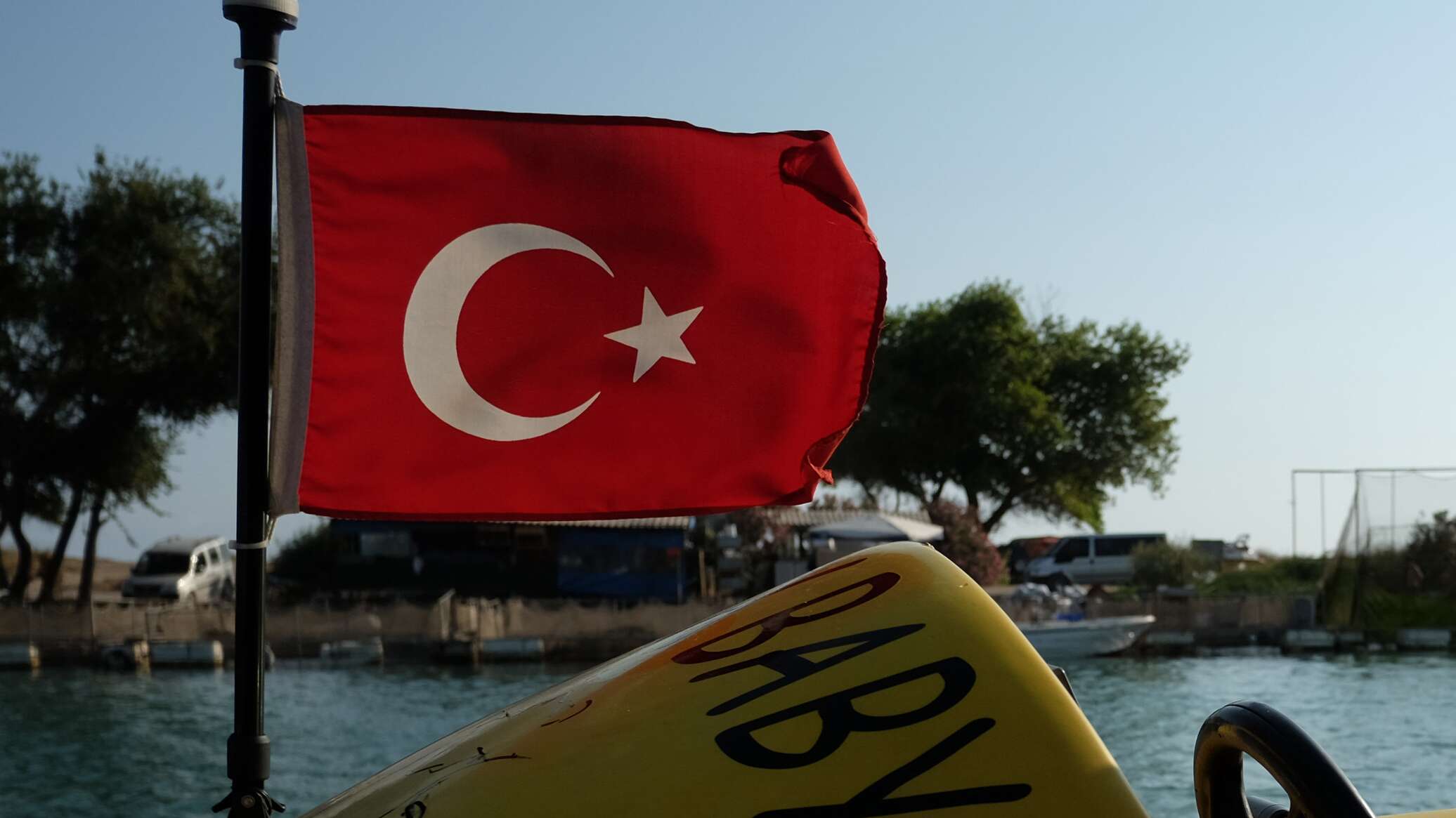Россия объявила турции. Турецкий флаг туристы. Турция курорт с флагом. Символ похожий на Турцию. Анталия Турция 2022.