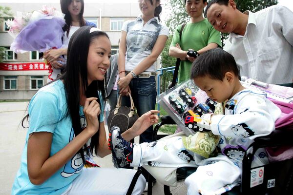 Чжан Цзылинь навещает детей, пострадавших во время землетрясения в провинции Сычуань. - Sputnik Таджикистан