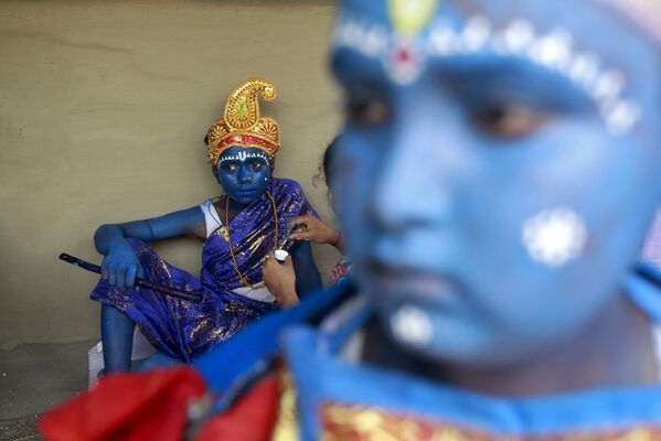 Девочка готовится принять участие в ритуале во время праздника Шива Гаджан в Агартале (Индия) - Sputnik Таджикистан