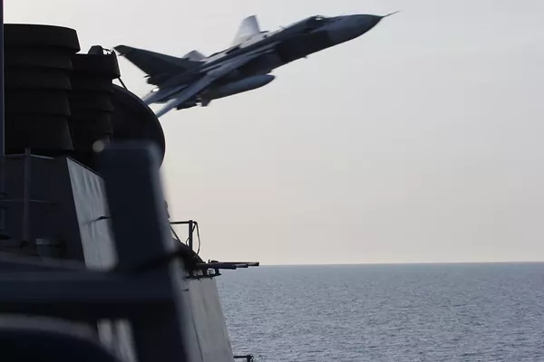 Су-24-и Русия дар баробари эскадрони ФҲБ-и США Доналд Кук дар баҳри Балтика парвоз мекунад Су-24-и Русия дар баробари эскадрони ФҲБ-и США Доналд Кук дар баҳри Балтика парвоз мекунад - Sputnik Тоҷикистон