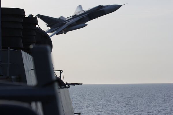 Российский Су-24 пролетает рядом с эсминцем ВМС США Дональд Кук в Балтийском море - Sputnik Таджикистан