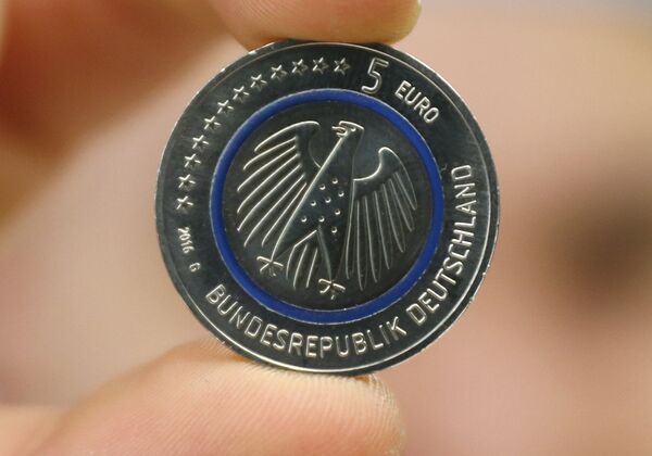 Во Франкфурте представили новую юбилейную монету номиналом в пять евро - Sputnik Таджикистан