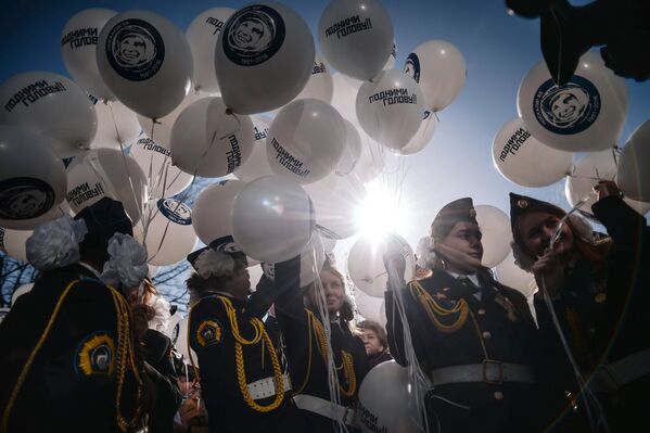 Флэш-моб Подними голову! в честь 55-летия полета Юрия Гагарина - Sputnik Таджикистан