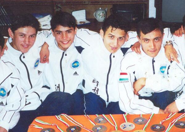 Шахоб Бахромов (второй справа) в составе сборной Таджикистана на чемпионате мира в Италии, 2001 год - Sputnik Таджикистан