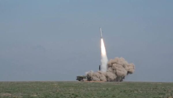 Запуск ракеты комплексом Искандер-М и воронка на месте поражения цели - Sputnik Таджикистан