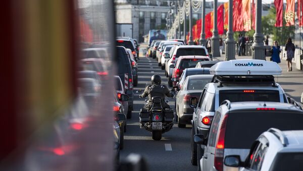 Автомобильная пробка на одной из дорог Москвы. - Sputnik Таджикистан