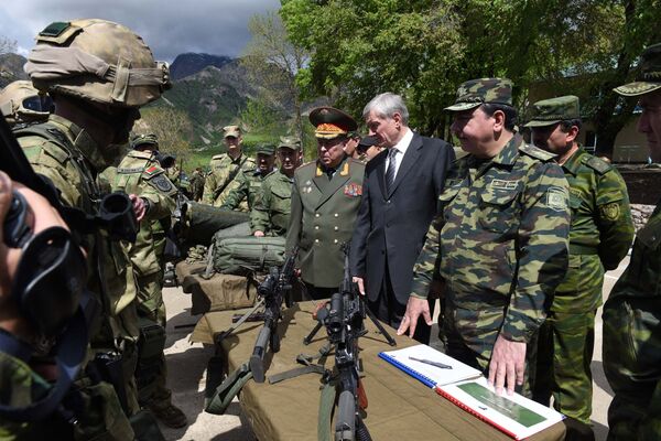 Министр обороны Таджикистана Шерали Мирзо (справа) и генеральный секретарь ОДКБ Николай Бордюжа (второй справа) Министр обороны Таджикистана Шерали Мирзо (справа) и генеральный секретарь ОДКБ Николай Бордюжа (второй справа) - Sputnik Таджикистан