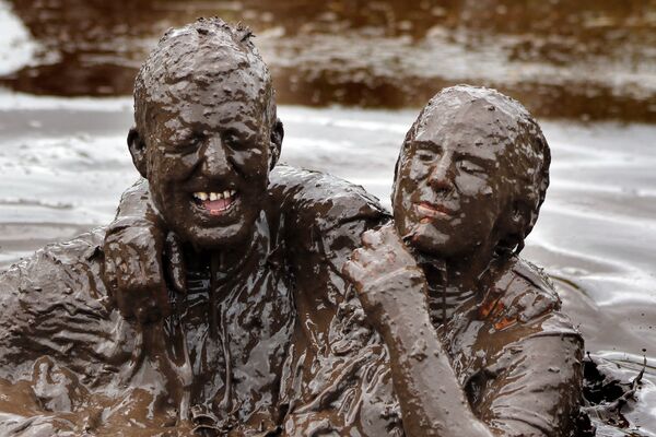 Безумный грязевой забег (Mud Madness) в Северной Ирландии Безумный грязевой забег (Mud Madness) в Северной Ирландии - Sputnik Таджикистан