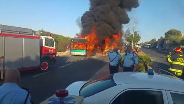 Пожарные тушили загоревшийся после взрыва бомбы автобус в Иерусалиме - Sputnik Таджикистан